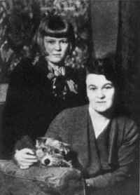 christinejopesladeanddaughter1935.jpg (77895 bytes)