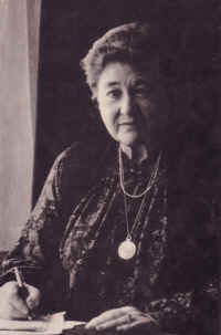 joanhazeldine1981.jpg (2348809 bytes)
